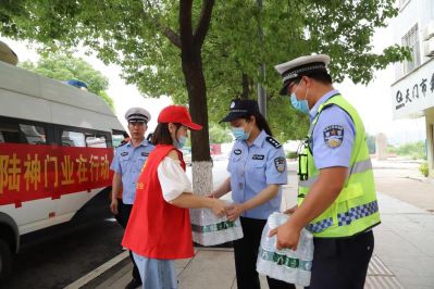 湖北朵爾斯門業有限公司送溫暖愛(ài)心在行(xíng)動